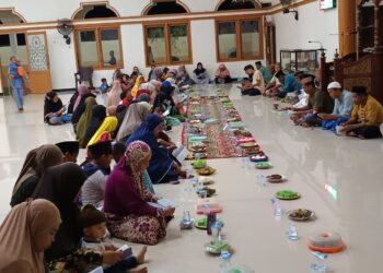 Melihat Peringatan Isra Mi’raj Oleh Komunitas Muslim Gorontalo di Desa Momalia 1.