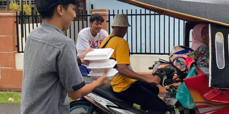 Paguyuban HPMIP Tunjukkan Semangat Berbagi Takjil di Gorontalo