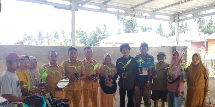 Dukung Ketahanan Pangan, Pemdes Tonala Salurkan Bibit Pisang dan Pupuk ke Kelompok Tani